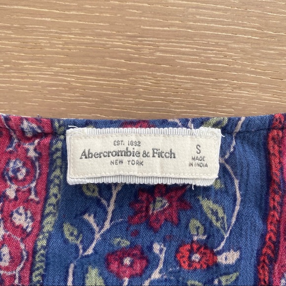 3/$20! Abercrombie Top Size Small - Picture 3 of 3